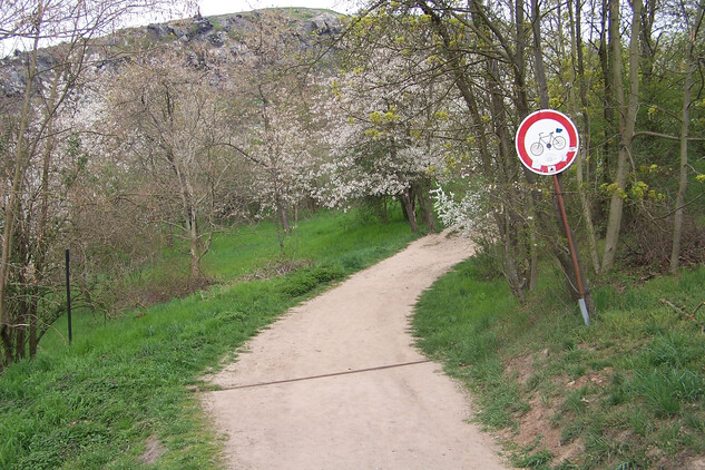 Hradiště Šárka: zákaz vjezdu cyklistům (2004)